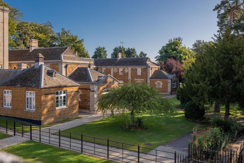 Rushton Hall Hotel&Spa Kettering Buitenkant foto